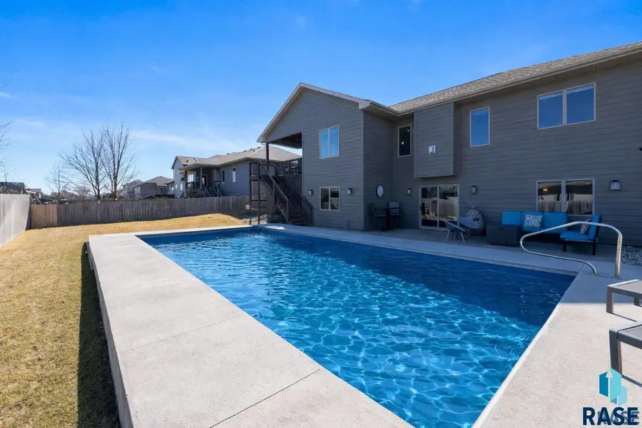 1516 S Kinderhook Ave, Sioux Falls, SD 57106 - #2