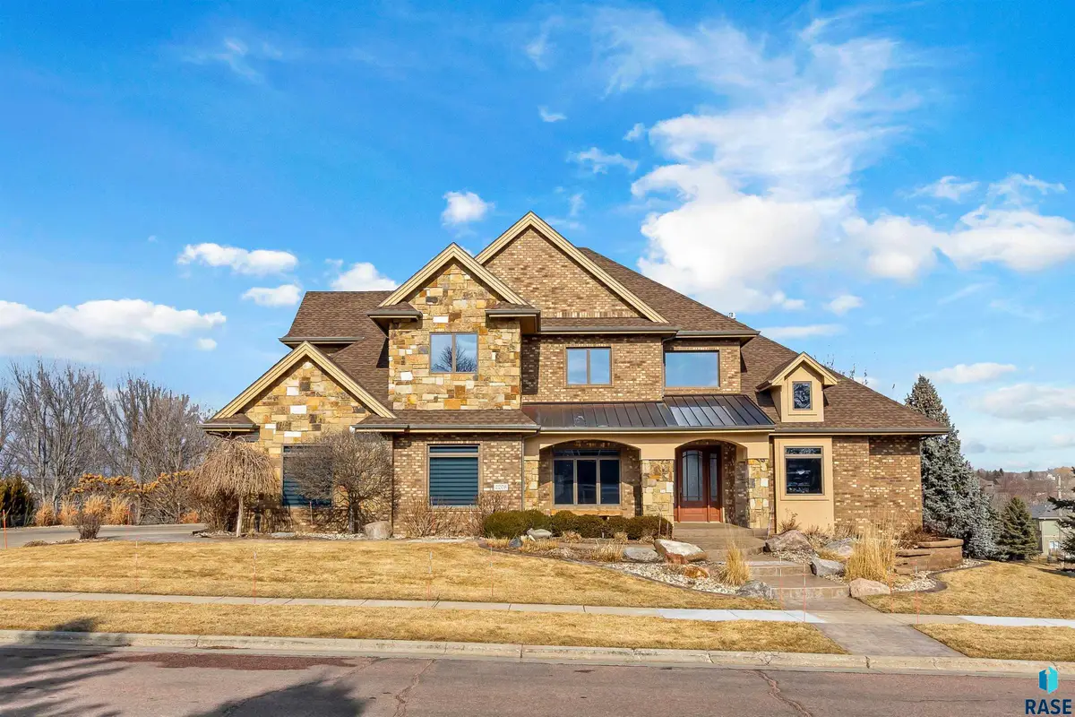 2208 W Cherrywood Cir, Sioux Falls, SD 57108 - #1