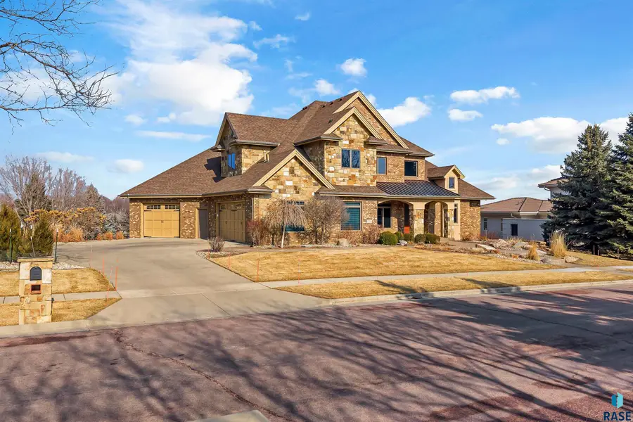 2208 W Cherrywood Cir, Sioux Falls, SD 57108 - #2