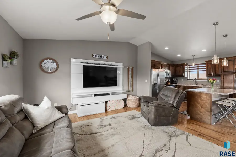 512 Kia Dr, Hartford, SD 57033 - #2