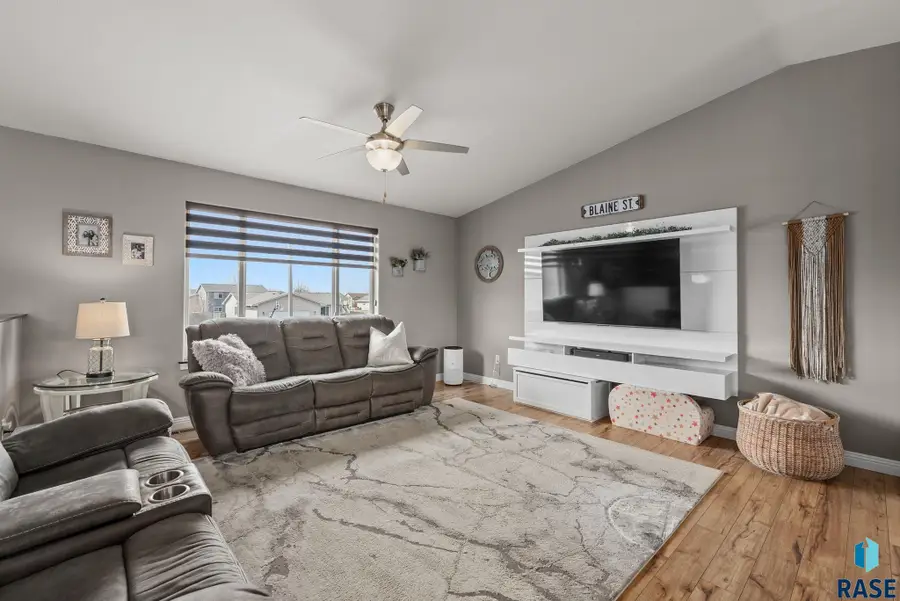 512 Kia Dr, Hartford, SD 57033 - #3