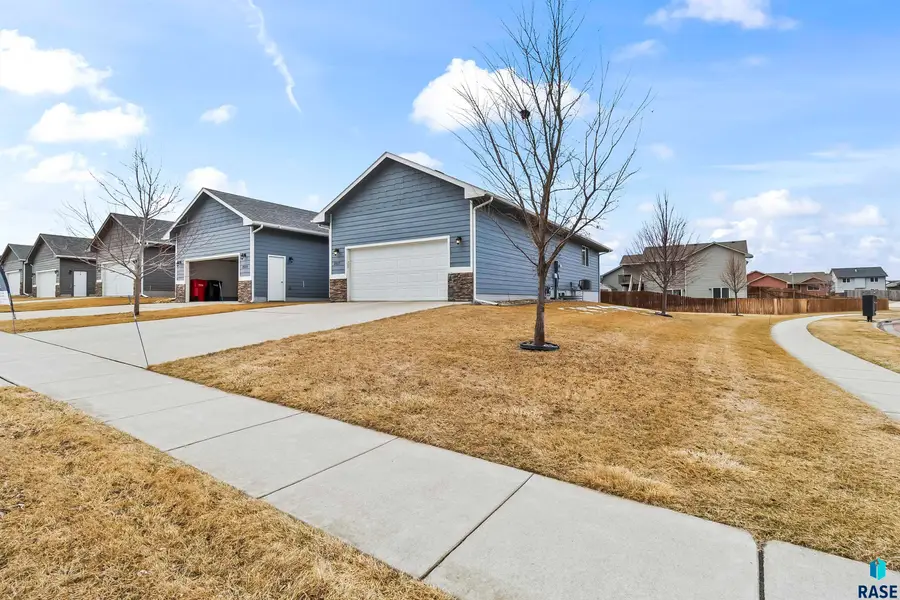 2527 Dorian Dr, Yankton, SD 57078 - #2