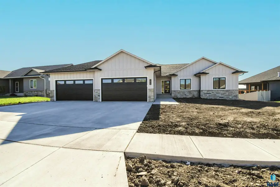 1612 N Notley Ct, Sioux Falls, SD 57110 - #2