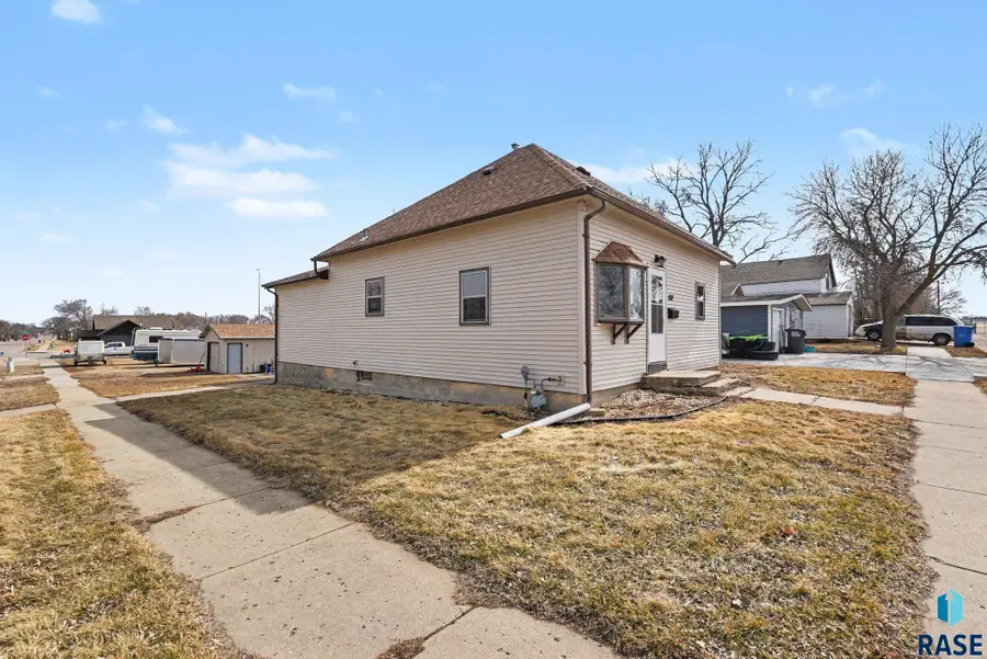 502 S Lee Ave, Madison, SD 57042 - #2