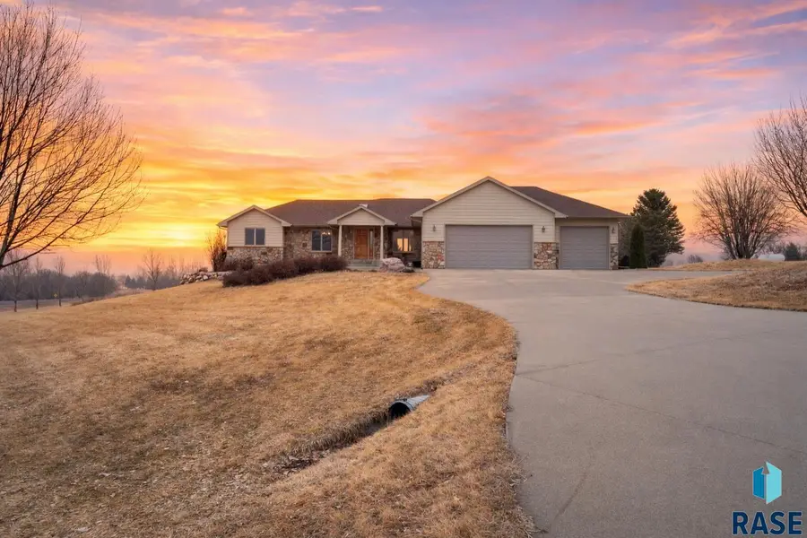 48506 Fairway Cir, Garretson, SD 57030 - #2