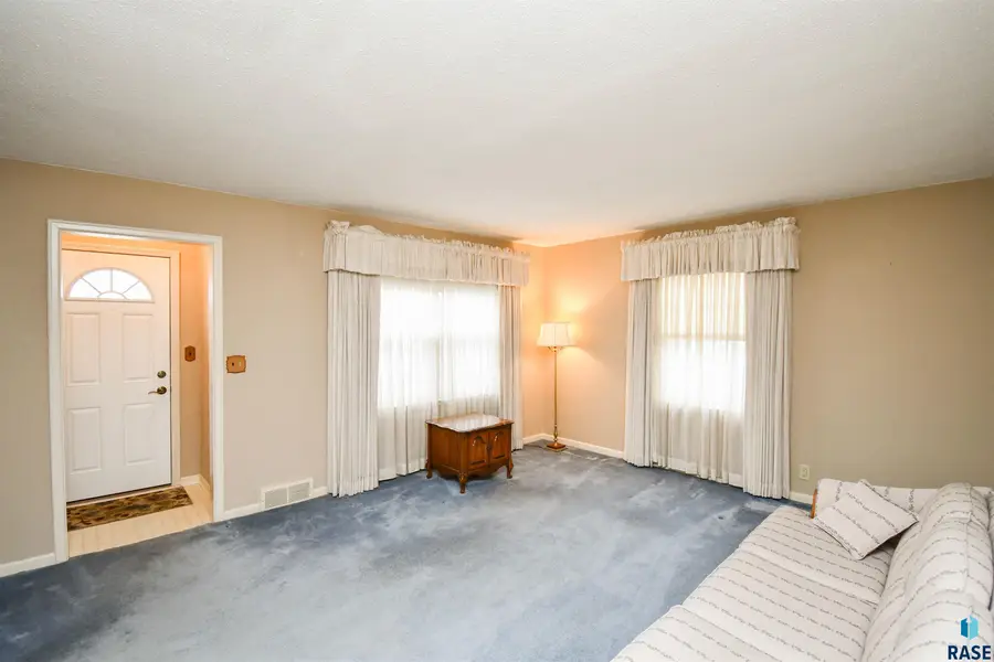 2520 S Center Ave, Sioux Falls, SD 57105 - #2