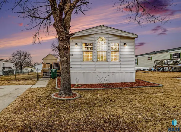 901 N Doland Pl, Sioux Falls, SD 57107