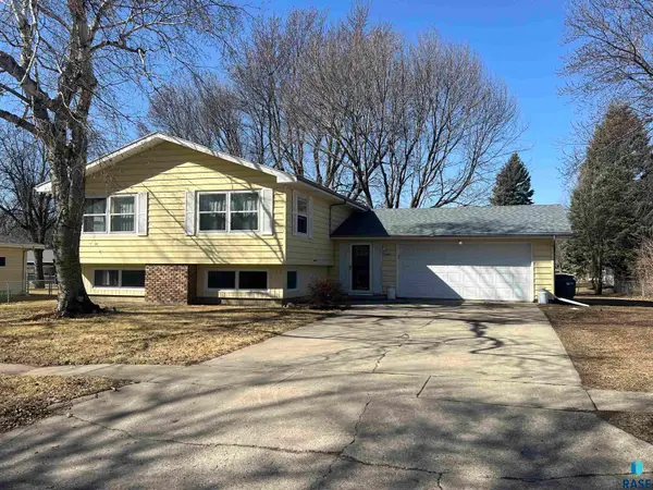 1021 Jackson St, Luverne, MN 56156