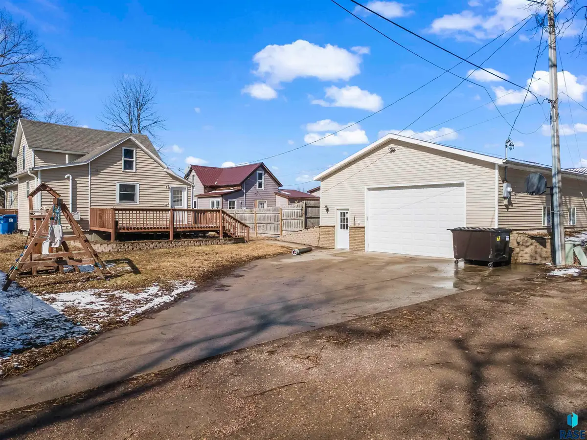 406 S Pleasant St, Canton, SD 57013 - #1