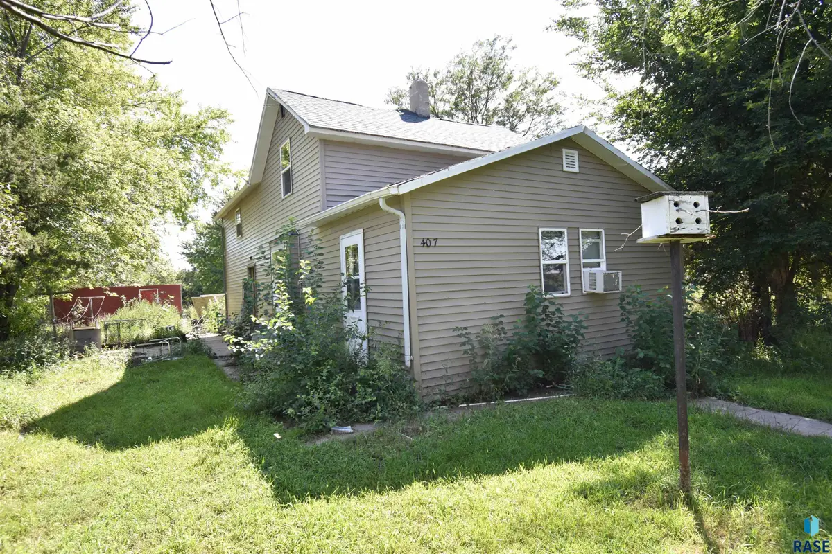 407 W Main St, Delmont, SD 57330 - #1