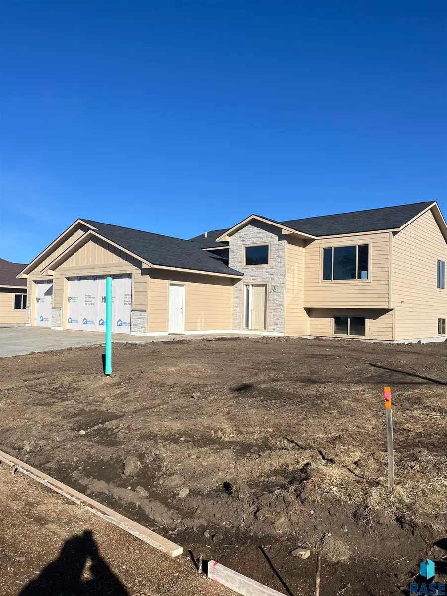 512 W Ash St, Canistota, SD 57012 - #2