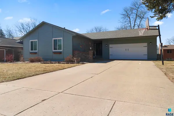 2505 S Pepper Ridge Ave, Sioux Falls, SD 57103