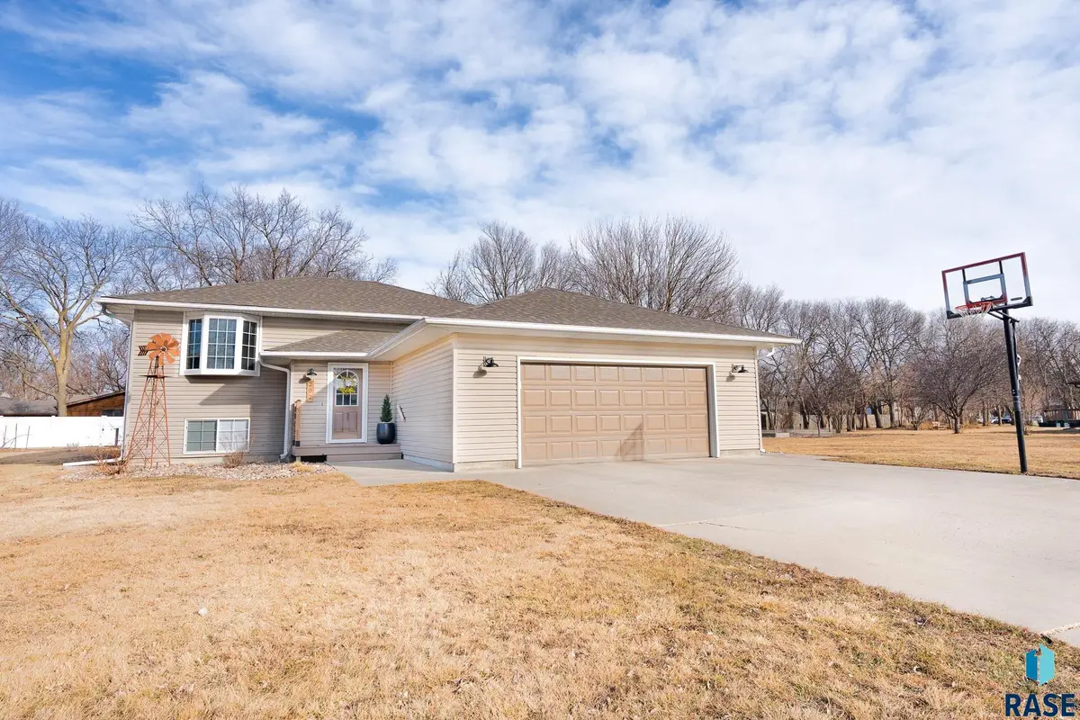 202 N Kemper St, Viborg, SD 57070 - #1
