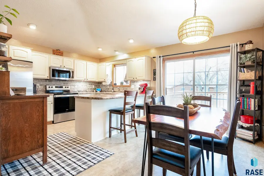 202 N Kemper St, Viborg, SD 57070 - #3