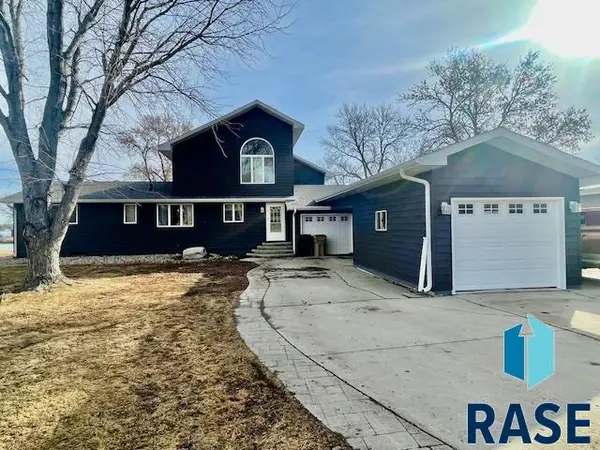 1392 S Lake Dr, Watertown, SD 57201