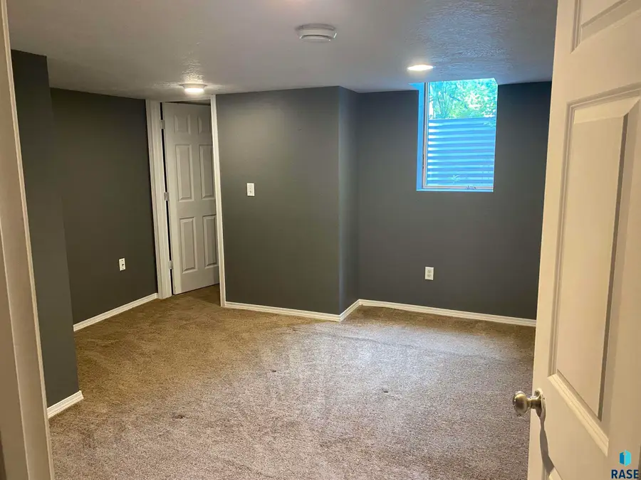 717 S Hawthorne Ave, Sioux Falls, SD 57104 - #3