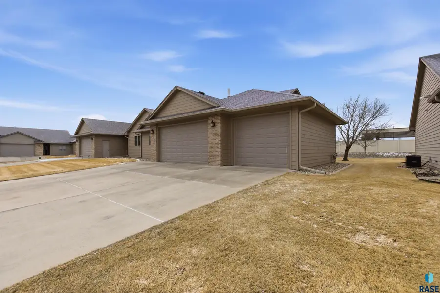 4505 E Kearney Pl, Sioux Falls, SD 57110 - #2