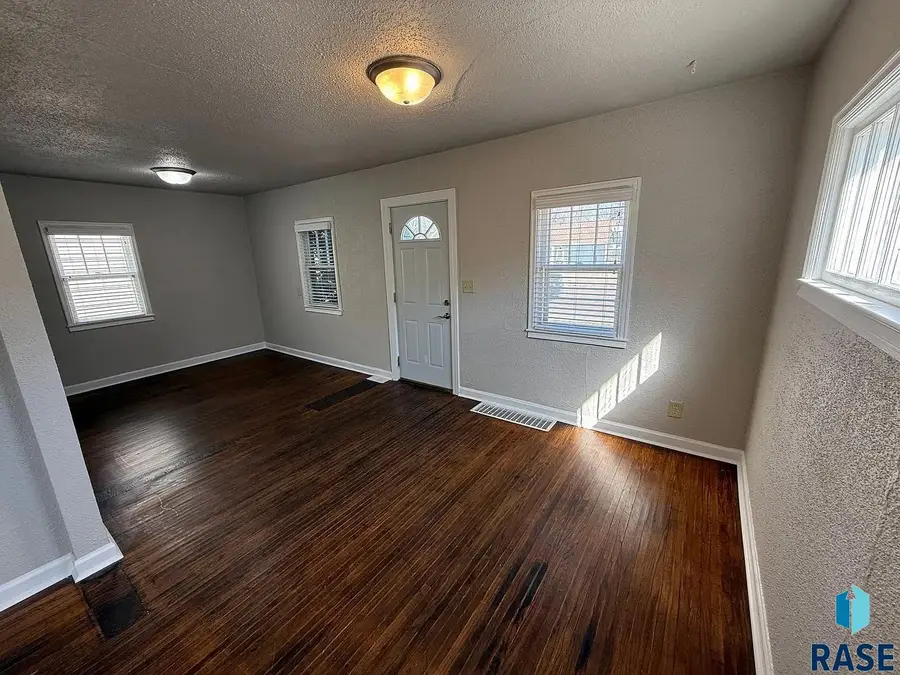 1305 E 12th St, Sioux Falls, SD 57103 - #2