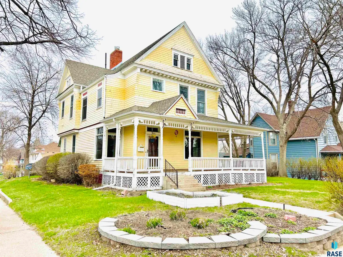 624 W 8th St, Sioux Falls, SD 57104 - #1