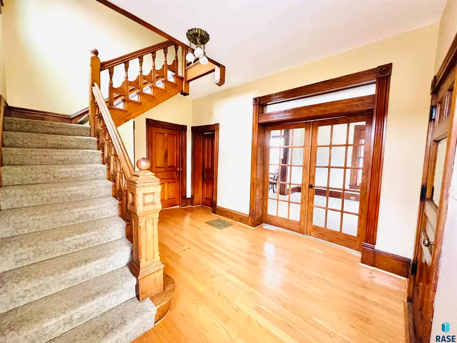 624 W 8th St, Sioux Falls, SD 57104 - #3