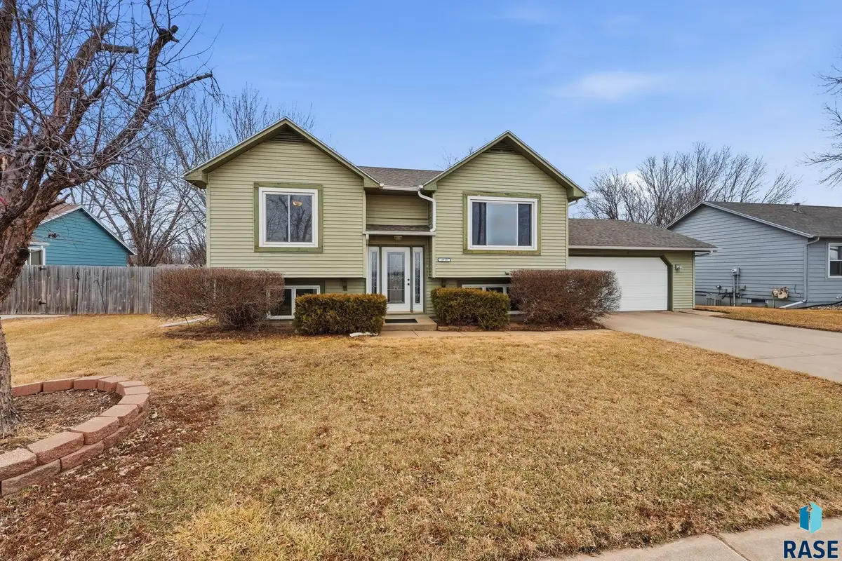 3916 S Sertoma Ave, Sioux Falls, SD 57106 - #1