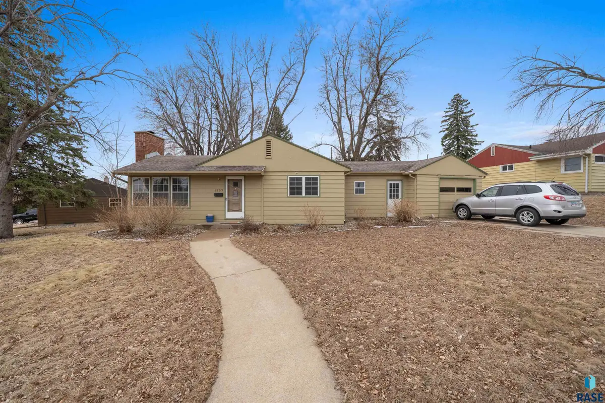 1909 S Cardinal Dr, Sioux Falls, SD 57105 - #1