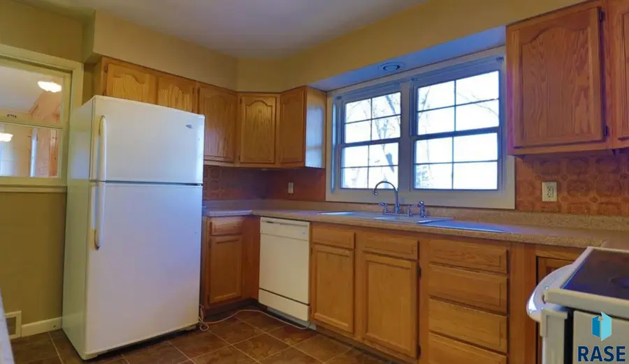 1909 S Cardinal Dr, Sioux Falls, SD 57105 - #3
