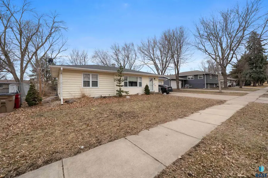 3013 S 5th Ave, Sioux Falls, SD 57105 - #2