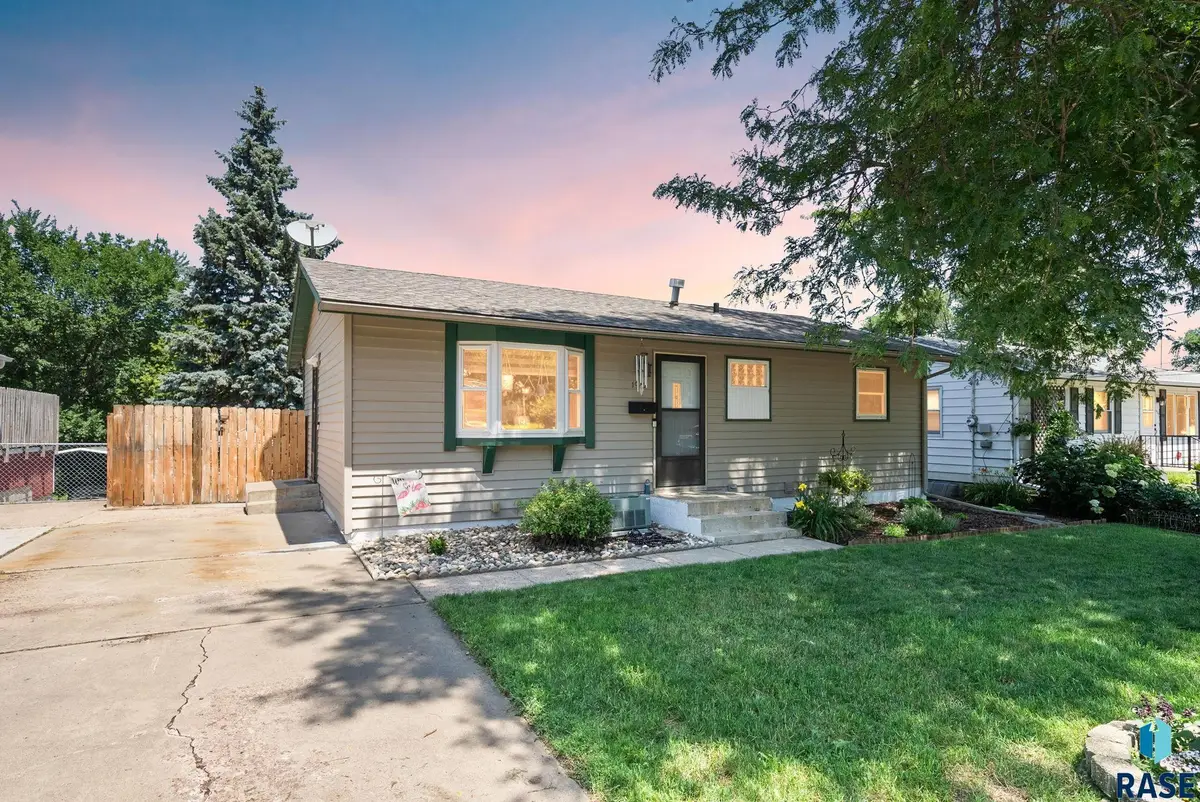 1912 E Spruce St, Sioux Falls, SD 57103 - #1