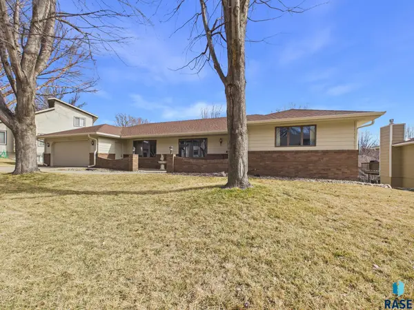 2408 E Stanton Dr, Sioux Falls, SD 57103