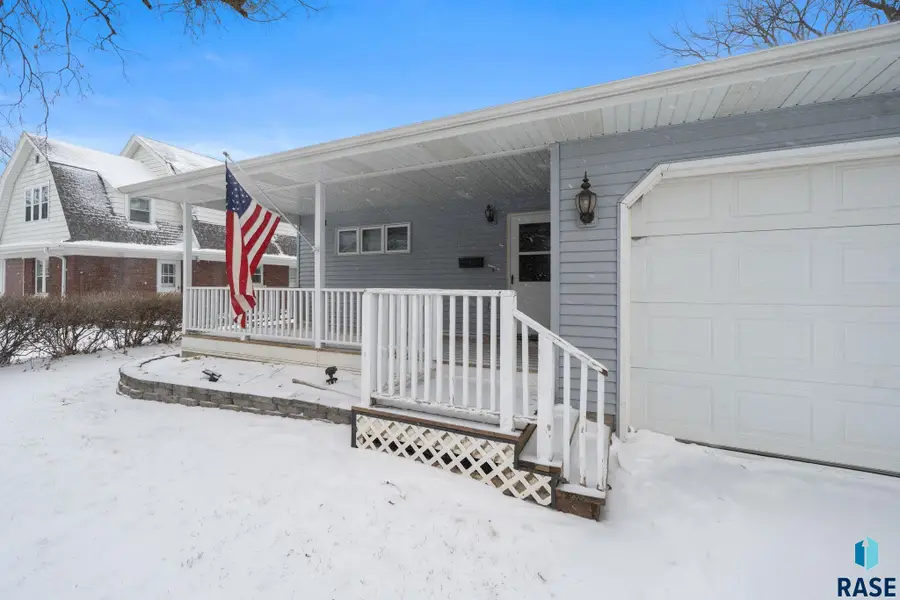 427 E Lewis St, Vermillion, SD 57069 - #2