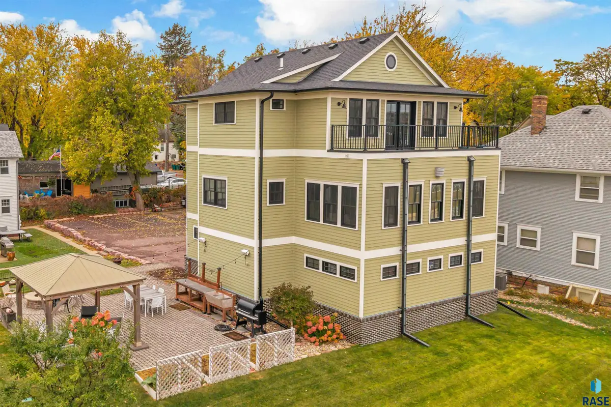 221 E 14th St, Sioux Falls, SD 57104 - #1