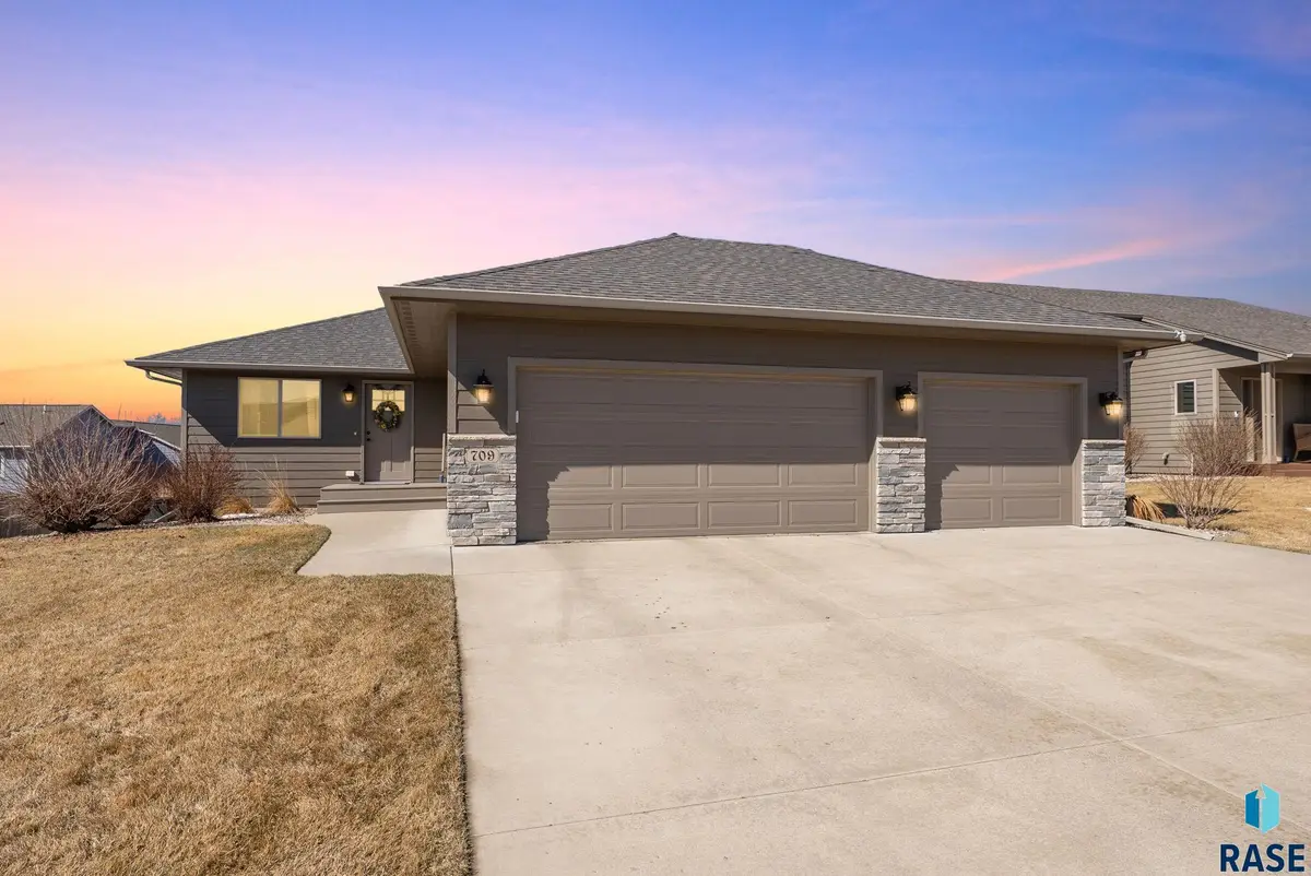 709 N Copper Ave, Brandon, SD 57005 - #1