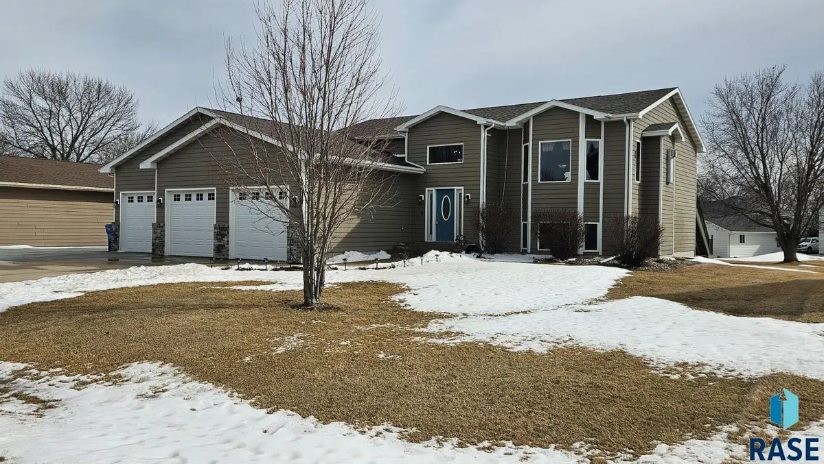217 Hickory St, Brookings, SD 57006 - #1