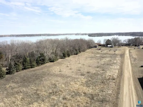Stoney Point Rd, Madison, SD 57042