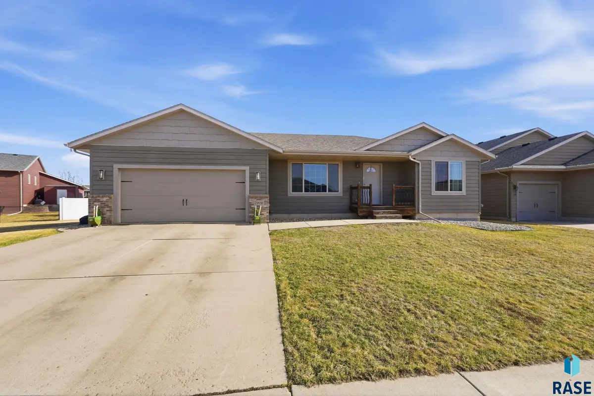 7908 W Pettigrew Ln, Sioux Falls, SD 57106 - #1