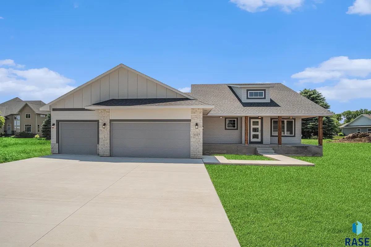 1127 Cyber Ct, Madison, SD 57042 - #1