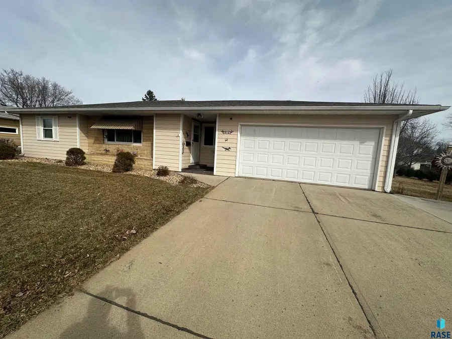 512 Division Ave, Madison, SD 57042 - #2