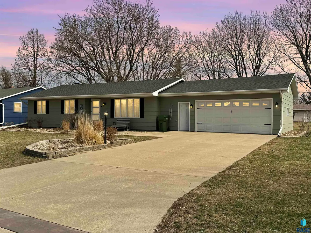 818 S Albert St, Freeman, SD 57029 - #1