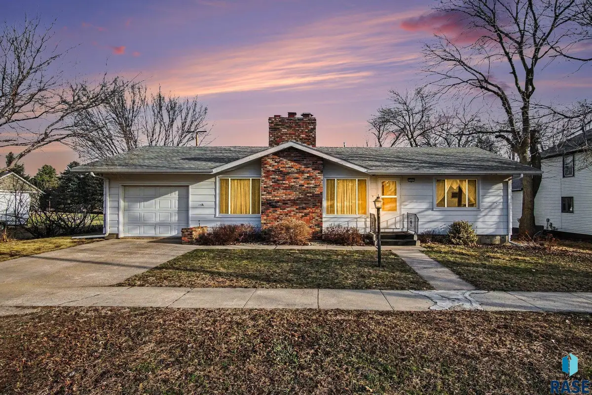 302 E 2nd St, Marion, SD 57043 - #1