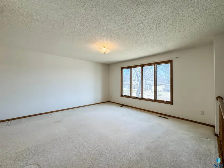 2301 S Wellington Ave, Sioux Falls, SD 57106 - #3