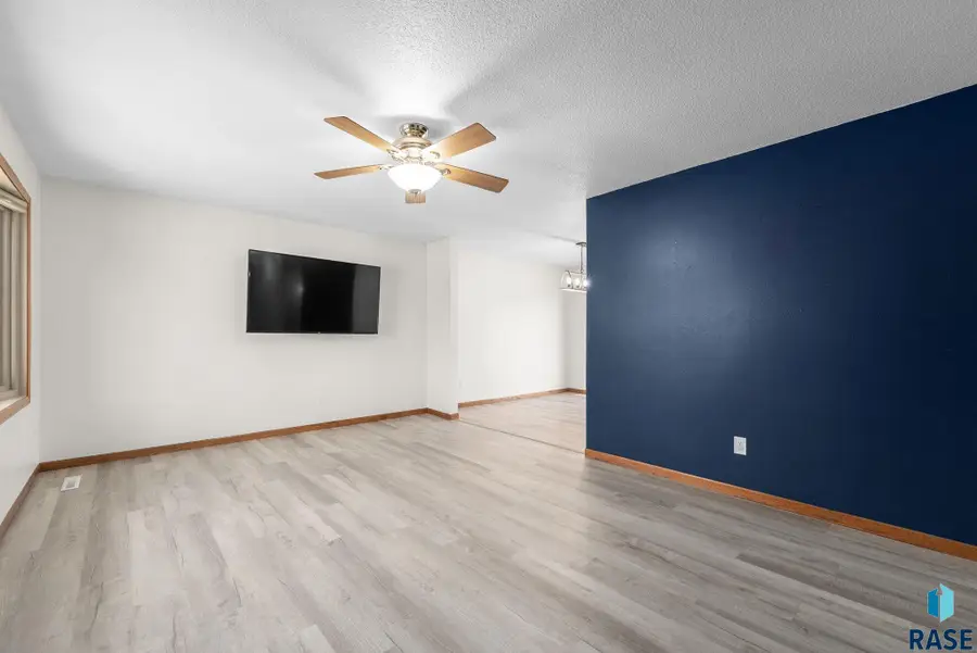 2305 S Royal Ct, Sioux Falls, SD 57106 - #2