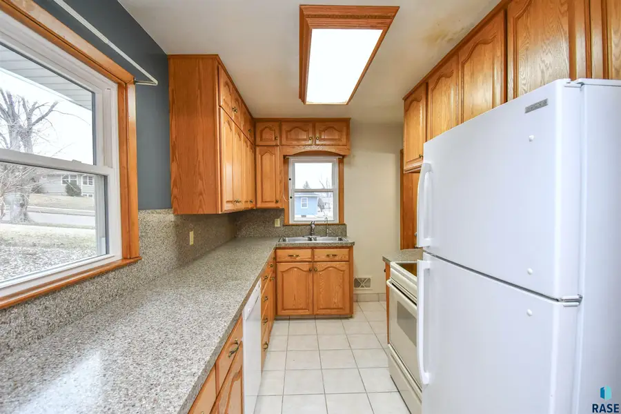 2200 W 28th St, Sioux Falls, SD 57105 - #2