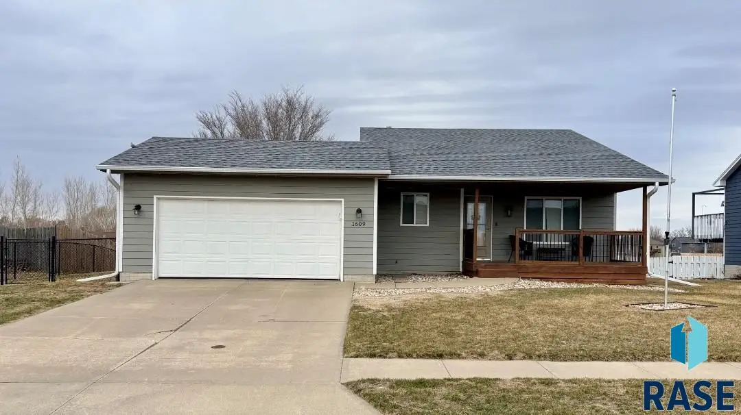1609 Country Club Dr, Elk Point, SD 57025 - #1