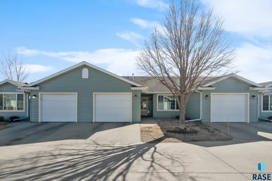 1010 N Crape Pl, Sioux Falls, SD 57107 - #2