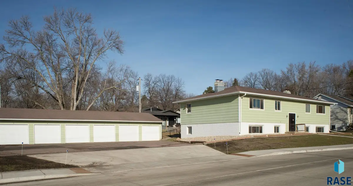 3005 S Cliff Ave, Sioux Falls, SD 57105 - #1