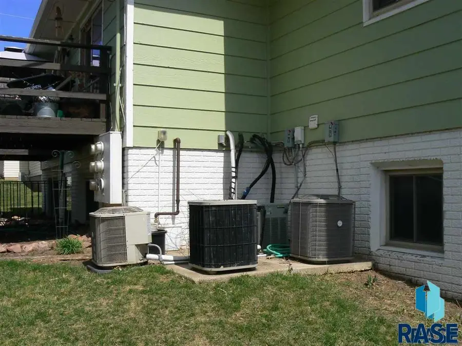 3005 S Cliff Ave, Sioux Falls, SD 57105 - #3