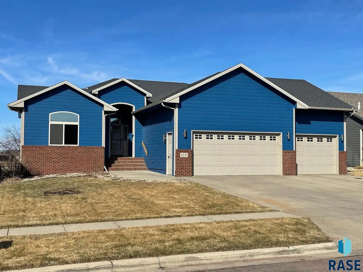2021 S Haraldson Ave, Sioux Falls, SD 57106 - #1