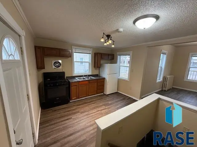 916 W 10th St, Sioux Falls, SD 57104 - #3