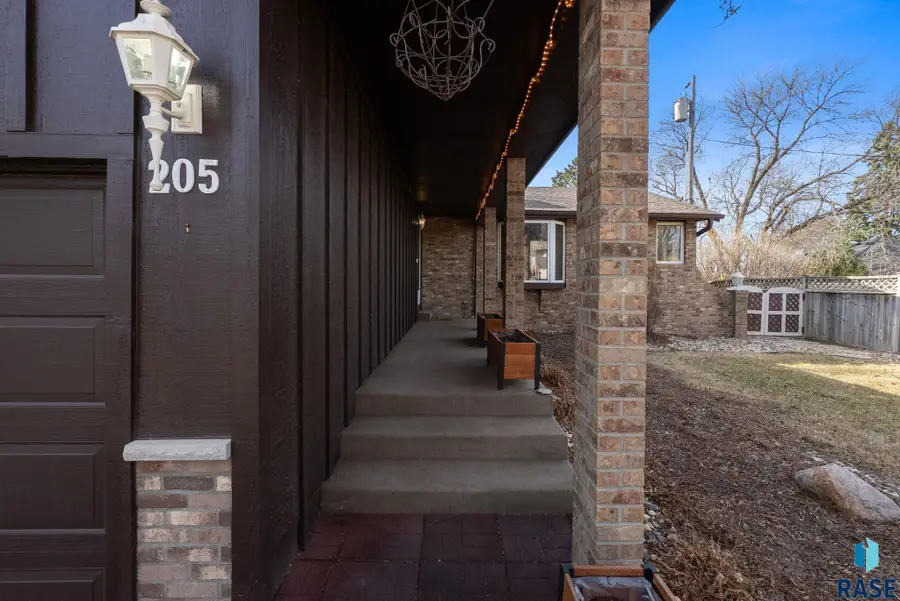 205 E 34th St, Sioux Falls, SD 57105 - #3